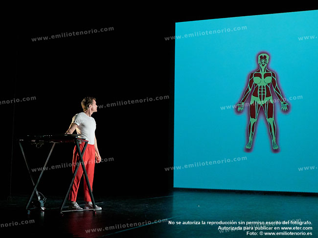 ETER.COM - Somosdanza - La sorprendente historia de un cuerpo desplegable - Teatros del Canal - © Emilio Tenorio
